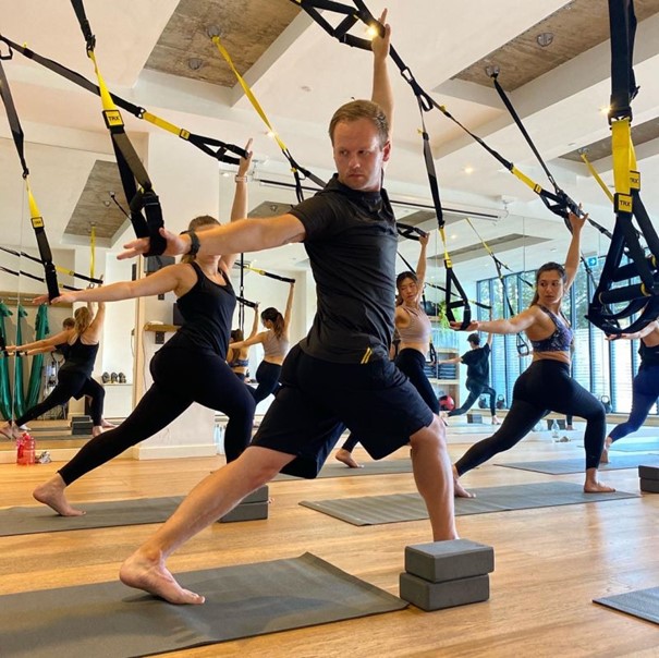 Ein Mann beim TRX-Yoga